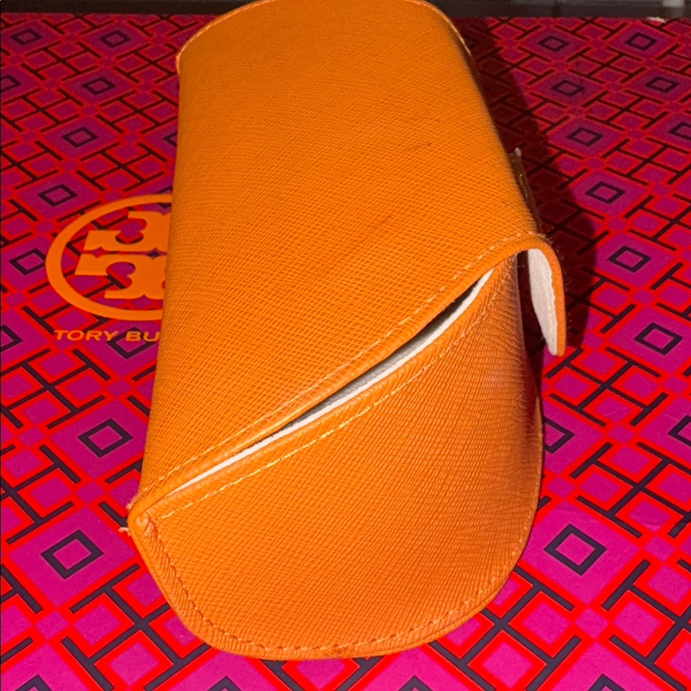 Beautiful Tory Burch Oversized Sunnies w/
metal and stunning purple accents 🩷 - Picture 5 of 16